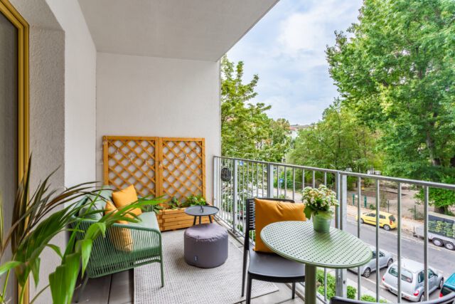 Zeit den Wohnraum nach draußen zu erweitern! 🌿💚 Wir freuen uns, euch diesen von uns gestalteten Balkon präsentieren zu können, der Gelb- und Grüntöne perfekt vereint. Von den lebendigen Pflanzen bis hin zu den gemütlichen Sitzgelegenheiten strahlt dieser Ort Ruhe und Entspannung aus. Lasst euch von der Natur inspirieren und schafft euch euer eigenes grünes Paradies! #BalkonDesign #GrünundGelb #OutdoorOase #interiordesign #farbmut