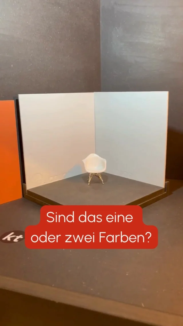 Was denkst Du spontan? 1 oder 2 Farben zu sehen?
🧐
Es ist immer wieder faszinierend, wie sehr sich Farben durch verschiedene Lichtverhältnisse und Winkel in der Wahrnehmung verändern können. 🌄
Bei diesem Beispiel fällt Licht mit verschiedenen Lichtfarben auf die beiden Farbtafeln. 💡🔦
Hast du richtig geraten oder war das Ergebnis für Dich überraschend? 🤯
Schreib es in die Kommentare! 
👇
Farbfröhliche Grüße
Merle und Kai 🧡💙
#ratespiel #farbwahrnehmung #lichtfarben #interiordesign #wandfarben