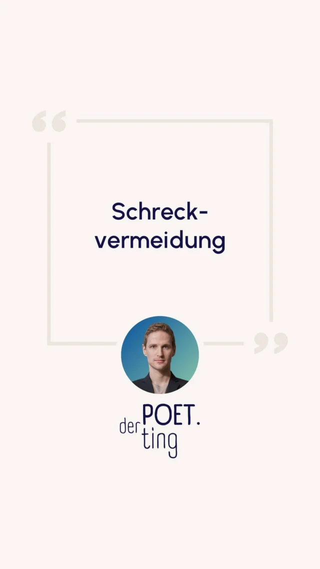 💭 Schreckvermeidung 💭
So laufen sie zum Baumarkt hin,
um Farbe zu erhalten.
Dann stehn sie da und fragen sich:
Wie soll ich’s wohl gestalten?
Gelb, Rot, Blau oder doch Grün?
So wird spontan entschieden,
nur um dann später festzustellen:
Ach, hät ich’s doch vermieden!
So schön sah doch der Farbton aus,
dort unter Neonröhren.
Dass es zu Hause anders ist,
da ließ man sich nicht stören.
Doch in der eigenen Wohnung dann,
mit Bodenreflexionen,
mit Sofastoff und Lichteinfall,
da kam es aus den Ohren.
Und die Moral von der Geschicht,
davor möchte ich bewahr’n:
Triff solche Farbentscheidung nicht,
im Baumarkt erst spontan!
Ganz wichtig noch, so möchte ich,
an diesem Punkt betonen.
Vermeide Farbeinsatz bloß nicht,
doch lass ihn sich auch lohnen!
Darum mach vorher ein Konzept,
um später dich zu schonen.
Frag dich vorab: Was habe ich
und möchte ich betonen?
Womit fühl ich mich wirklich wohl
und passt das auch hier rein?
Im andern Fall, so rate ich,
da lass es besser sein.
Denk nochmal nach, wie’s anders geht,
vielleicht mit anderen Tönen?
Oder kannst du am Raum was tun,
um das Konzept zu schönen?
Wie ich es drehe oder wende,
ohne Konzept, kein schönes Ende!
/////
Ich freue mich auf dein Feedback! 😊
Kreativ-poetische Grüße
Kai
#raumpoet #gedicht #interiordesign