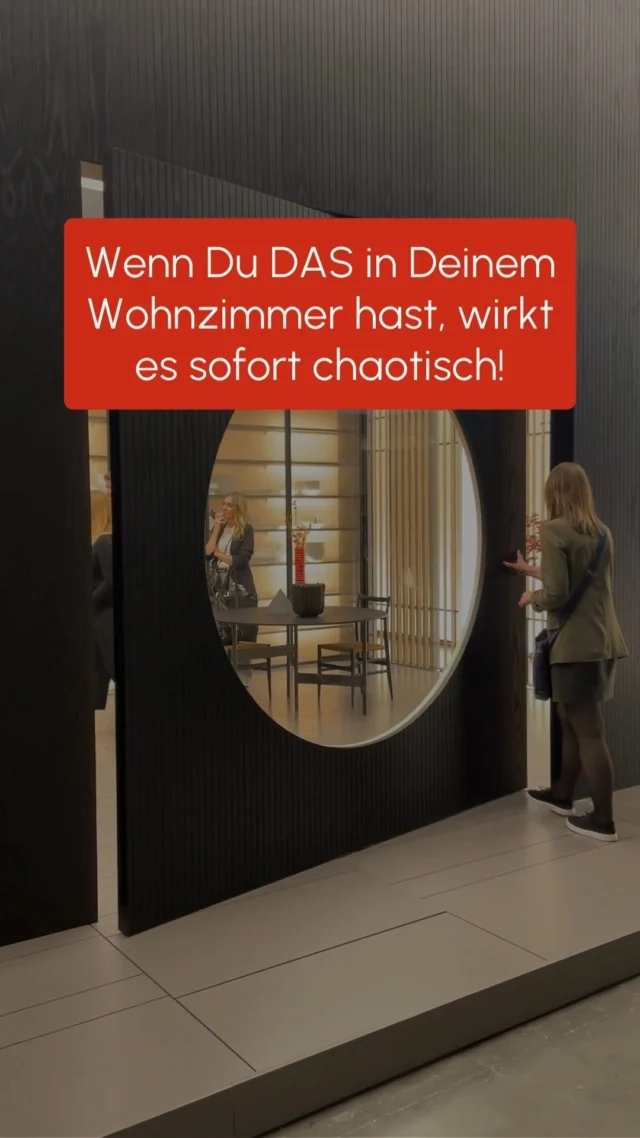 🧠 Chaos im Kopf? Oft liegt’s am Raum.
Und manchmal reicht eine Sache, um die ganze Wirkung zu stören:
👉 Zu viele kleine Objekte auf zu wenig Fläche.
📚🕯️🪴🖼️
Offene Regale, zu viele Farben, Mini-Deko überall – das Auge weiß nicht, wohin es schauen soll.
Das Ergebnis: Unruhe statt Atmosphäre.
Ein Raum braucht Ruhepole.
Flächen zum Durchatmen. Strukturen, die führen – nicht überfordern.
💡 Weniger sichtbare Dinge = mehr Wirkung.
Nicht alles muss gezeigt werden. Gerade hochwertiges Interior lebt vom Mut zur Leere und gezielten Akzenten.
🔄 Frag dich:
Was bringt wirklich Stimmung – und was steht da einfach nur, weil es keinen anderen Platz hat oder "mal teuer war"?
🎯 Mach Schluss mit dem visuellen Durcheinander.
Dein Zuhause darf atmen. Und du auch.
👉 Folge @farbmut.interior für mehr Raumgefühl, Designklarheit und Mut zur Reduktion.