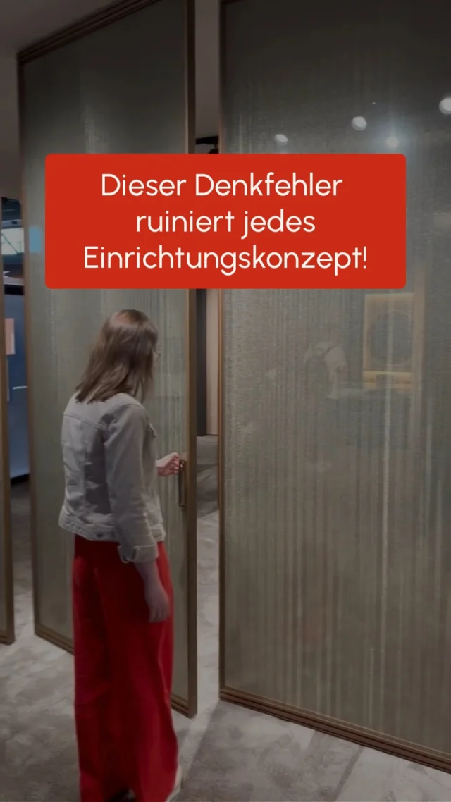 Du willst Dein Zuhause gestalten – also fängst Du an mit Deko, einem neuen Sofa oder ein paar hübschen Accessoires.
Und genau da liegt der Fehler. ❌
👉 Der Denkfehler: Du richtest den Raum von außen nach innen ein.
Du denkst zuerst an Dinge – statt an Wirkung. 🎯
Ein stimmiger Raum entsteht nicht durch schöne Einzelstücke.
Er entsteht durch ein Konzept, das alle Elemente zusammenführt. 🧠
Was passiert ohne Konzept?
📦 Einzelne Möbelstücke wirken verloren
🎨 Farben beißen sich
🛋️ Der Raum fühlt sich trotz Einrichtung leer oder unruhig an
💡 Was Du brauchst, ist Klarheit vor dem Kauf.
Wie soll der Raum wirken? Welche Stimmung willst Du? Welche Funktionen?
Erst dann entscheidest Du Dich für Möbel, Farben und Deko.
Design beginnt im Kopf – nicht im Warenkorb.
👉 Folge @farbmut.interior für mehr Klarheit, mutige Konzepte & Interior Design, das wirklich funktioniert.