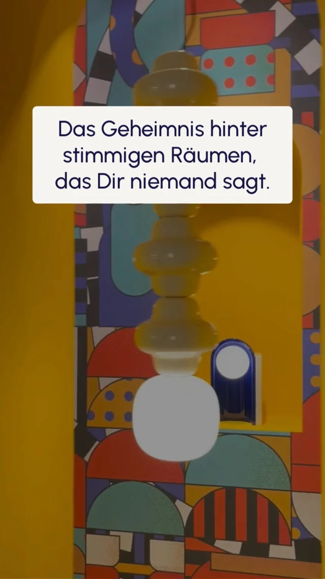 Viele Räume wirken irgendwie schön – aber manche fühlen sich wirklich richtig an.
Was macht den Unterschied? 🤔
👉 Das Geheimnis: Ein durchdachtes Farbkonzept.
Nicht die Farbe an sich macht den Raum stimmig – sondern ihr Zusammenspiel. 🎨
Ein gelungenes Farbkonzept…
✅ strukturiert den Raum
✅ lenkt den Blick gezielt
✅ schafft Atmosphäre
✅ und lässt Möbel & Materialien miteinander sprechen
🔑 Der Fehler: Viele wählen Farben „aus dem Bauch heraus“. Aber ohne System wirkt es schnell zufällig – selbst bei schönen Tönen.
📐 Profis arbeiten mit Tonwerten, Kontrasten und Farbklima, das zum Raum, Licht und Stil passt.
Wenn Du willst, dass Dein Zuhause nicht nur eingerichtet, sondern gestaltet wirkt: Fang bei den Farben an. 💡
🎯 Folge @farbmut.interior für mehr Klarheit, Mut zur Farbe und Design, das wirklich wirkt.