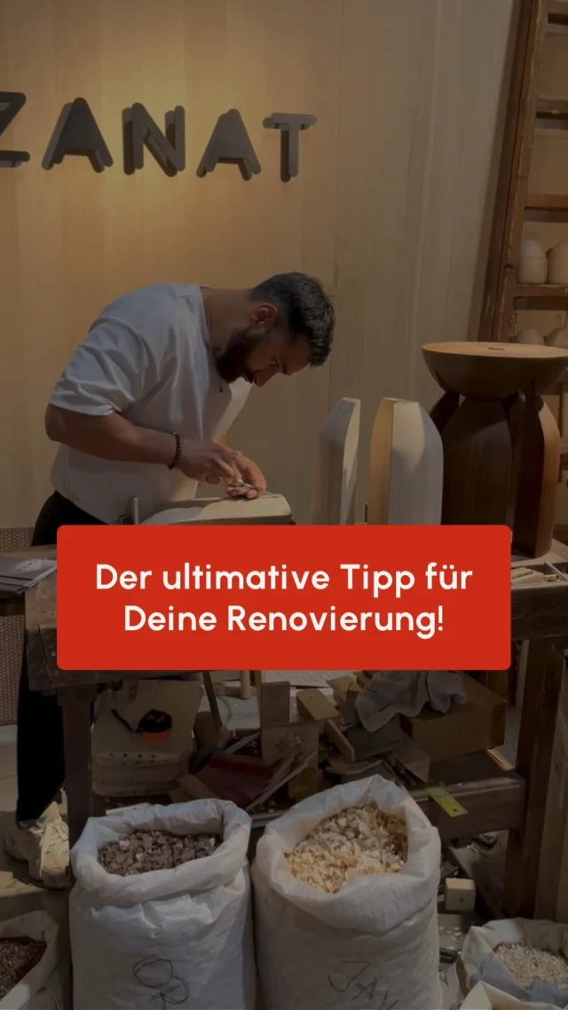 Der wichtigste Tipp für Deine Renovierung.
Bei einer Renovierung spielt die Farbauswahl eine grundlegende Rolle, um das gesamte Ambiente Deines Zuhauses zu transformieren. 🎨✨
🛑 Ein häufiger Fehler: Farben ohne durchdachte Strategie und einfach spontan im Geschäft wählen. Stattdessen solltest Du:
Dich darauf konzentrieren, wie Farben miteinander interagieren, um eine harmonische und stimmige Atmosphäre zu schaffen.
Realitätsbezogene Visualisierungen verwenden, um sicherzustellen, dass Du mit Deinem Konzept zufrieden bist, bevor die finale Entscheidung steht. 🖼️
Den gezielten Einsatz von Farbakzenten, um bestimmte Bereiche des Raumes hervorzuheben und eine klare gestalterische Linie zu schaffen.
🔍 Farbmuster in verschiedenen Lichtverhältnissen betrachten, um sicherzustellen, dass die gewählten Töne zu jeder Tageszeit gut aussehen.
Dich nicht von kurzlebigen Trends treiben lassen, sondern Farben wählen, die Deine Persönlichkeit widerspiegeln und Dir ein Gefühl von „Zuhause“ geben.
Folge @farbmut.interior für mehr Tipps, wie Du Dein Zuhause transformieren kannst! 🌈
Farbfröhliche Grüße 
Merle und Kai 🧡💙
#interiordesignberatung #wohnideen #farbmut