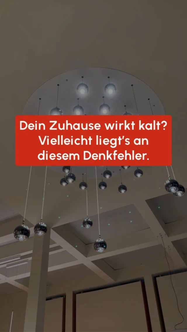 🥶 Stylisch ≠ gemütlich.
Viele Menschen verwechseln Reduktion mit Atmosphäre. Klare Linien, neutrale Farben, wenig Deko – das wirkt auf Fotos oft edel. Aber im echten Leben? Schnell steril und unnahbar.
💡 Der Denkfehler:
Wer denkt, „weniger Farbe = mehr Stil“, beraubt sich einer der stärksten Gestaltungsmöglichkeiten überhaupt. Farbe schafft Struktur, Tiefe, Emotion – und genau das fehlt oft.
🎨 Wärme entsteht durch Mut zur Gestaltung.
Ein Raum wirkt erst dann einladend, wenn er ein Gesicht bekommt: durch Farbe, gezielte Akzente und ein durchdachtes Zusammenspiel von Materialien und Licht.
🪄 Wärme ist kein Zufall – sondern das Ergebnis bewusster Entscheidungen.
Ob ein Raum lebendig oder leer wirkt, entscheidet sich nicht bei der Deko, sondern beim Gesamtkonzept.
🏡 Dein Zuhause soll sich nicht nur richtig anfühlen – es soll Deins sein.
Folge @farbmut.interior für Ideen, wie Du mit Farbe echte Atmosphäre schaffst – statt nur Oberflächen zu gestalten.
Farbfröhliche Grüße
Merle und Kai 🧡💙
#interiorplanung #farbenimraum #farbmut