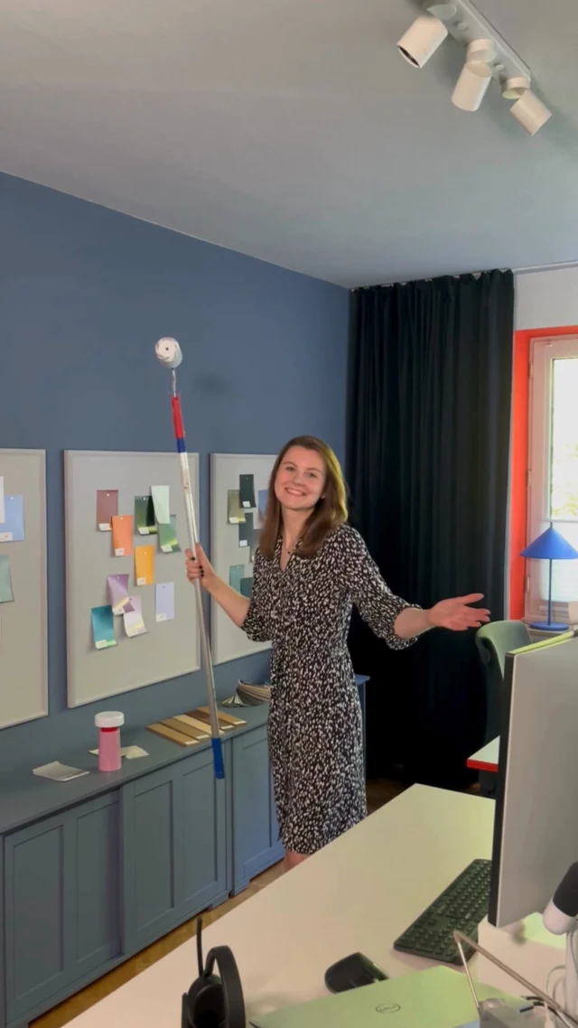 „Streiche niemals Deine Decke farbig!“ – Echt jetzt? 🙄
Wir sagen: Doch, aber richtig.
Warum wir in unserem Studio genau deswegen zur Malerrolle gegriffen haben?
Weil Pauschalaussagen wie diese einfach nicht stimmen 😡
Es kommt immer auf den Farbton, den Raum und das Licht an 💡
Sind die Wände nicht reinweiß, muss die Decke auch nicht weiß bleiben. Im Gegenteil:
Ist sie die hellste Fläche, wandert der Blick automatisch nach oben – und das lenkt ab 👀
Unser Tipp:
Wähle für die Decke einen Farbton, der bereits an den Wänden vorkommt – zum Beispiel den hellsten Grundton.
Sehr dunkle Decken? Ja! Aber eher gezielt, in gemütlichen und bewusst gestalteten Räumen.
Also: Farbe an der Decke kann total stimmig wirken – wenn sie gut geplant ist.
Wir bei Farbmut betrachten nicht nur Wandfarben.
Wir denken in Räumen, in Farbwirkungen, in Materialität und Licht.
Denn nur so entsteht ein stimmiges Konzept – bis zur Decke.
Farbfröhliche Grüße
Merle und Kai 🧡💙