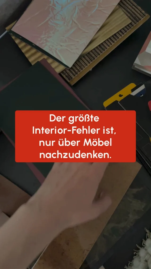 Ein Raum funktioniert nicht, nur weil das Sofa schön oder der Esstisch teuer ist 🤔
Entscheidend ist, wie Grundriss, Farben, Materialien, Licht und Möbel aufeinander abgestimmt sind. Genau diese Ganzheitlichkeit sorgt dafür, dass Räume nicht nur gut aussehen, sondern sich auch stimmig und richtig anfühlen und im Alltag funktionieren. 
Ohne Konzept bleiben Möbel nur Einzelstücke, mit Konzept entsteht ein Zuhause 🏠
Hast Du das Gefühl, Dein Raum funktioniert noch nicht richtig? 
Dann lass uns gemeinsam herausfinden, woran es liegt 👍
#raumplanung #interiordesign #Interiordesign #farbkonzept #einrichtungsideen #farbmut #zuhauseankommen