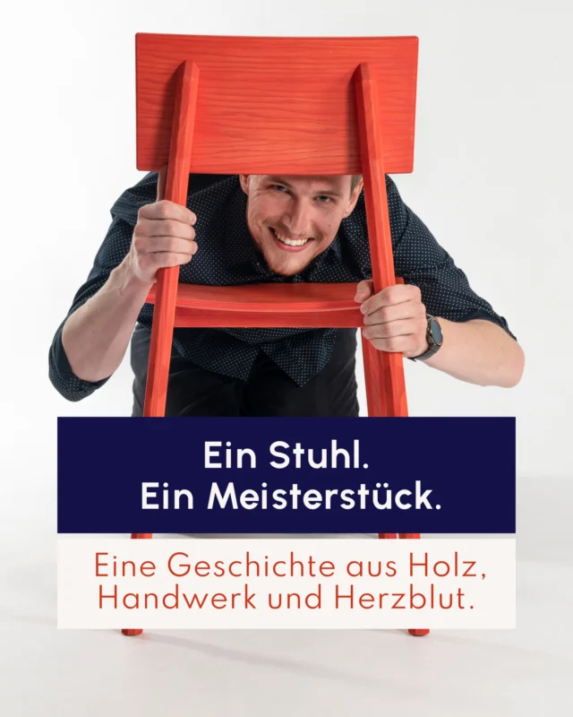 Ein Stuhl wie "Eeder" entsteht nicht zufällig, sondern aus Materialverständnis und Gestaltungsfreude. Kai hat ihn als Tischler-Meisterstück entworfen und gebaut 😊
Jedes Detail ist durchdacht und jede Verbindung bewusst gewählt. Dieses Maß an Genauigkeit prägt auch unsere Arbeit im Interior Design. Denn gute Räume entstehen, wenn gestalterisches Konzept und Handwerk zusammenkommen 🔨
Folge uns für mehr Einblicke in unsere Arbeit zwischen Gestaltung, Material und Handwerk 😉
Farbfröhliche Grüße
Merle und Kai 🧡💙