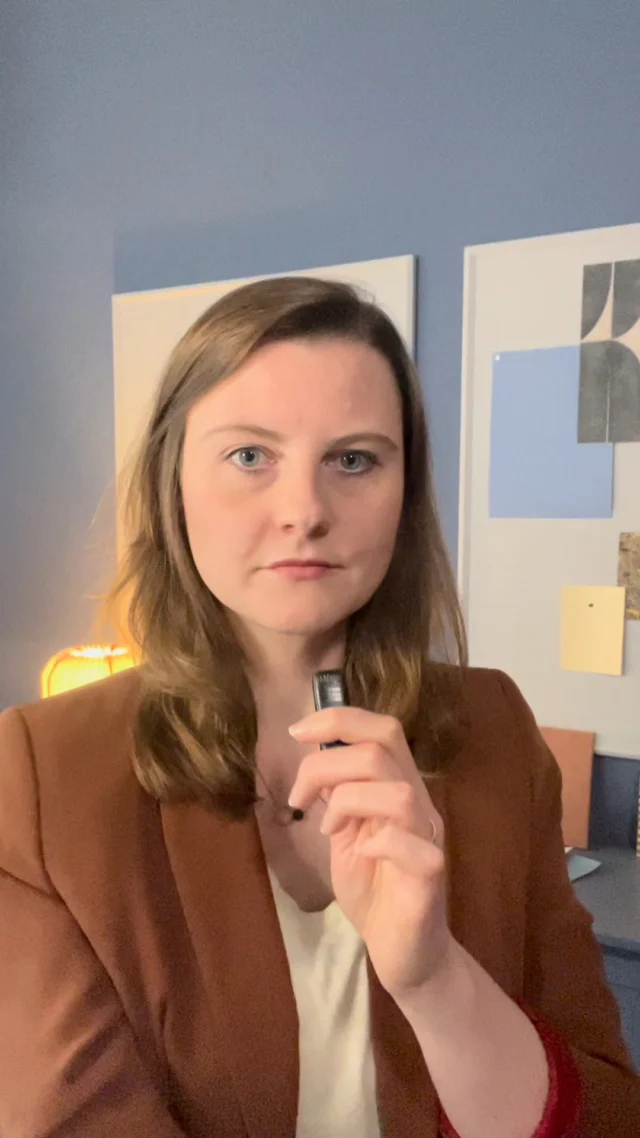 Manche nennen es Zufall, wir nennen es Schicksal: Merle & Kai
Die perfekte Kombination 😁
Natürlich nutzen wir zu unserem Fachwissen und Erfahrungen auch immer die Hilfe von KI, um einige Schritte zu optimieren und zu vereinfachen. 
Aber am Ende bleibt natürlich trotzdem immer das menschliche Gespür für Raum, Farbe, Stimmung und der Austausch mit einer echten Person 😉
Folge uns für mehr ehrliche Einblicke zwischen Kreativität, KI und Interior Design mit Persönlichkeit.
Farbfröhliche Grüße
Merle und Kai 🧡💙
#einrichtungsideen #Interiordesign #innenarchitektur #farbmut #mehrwert #ideen #interiordesign #spaß #lachen