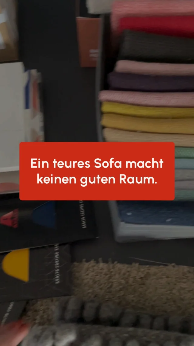 Ein teures Sofa allein schafft noch keinen guten Raum, denn Raumgestaltung lebt von Zusammenspiel 😉
Proportionen, Farben, Materialien, Licht und Blickachsen entscheiden darüber, ob ein Raum stimmig wirkt oder nicht. Ein Möbelstück kann hochwertig sein, doch ohne Konzept verliert es seine Wirkung 😊
Genau hier beginnt professionelles Interior Design: Wir denken Räume ganzheitlich, damit jedes Element seinen Platz und Sinn hat.
Folge uns für mehr Einblicke und Tipps rund um ausdrucksstarkes Interior Design 😍
Farbfröhliche Grüße
Merle und Kai 🧡💙