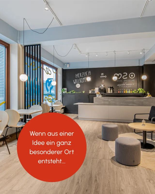 Ein Raum kann mehr sein als nur schön. Er kann verbinden, beruhigen und unterstützen 😊
Ruhige, warme Farben schaffen in diesem sozialen Café eine Atmosphäre, in der sich Menschen willkommen fühlen. Unterschiedliche Bereiche bieten Raum für Rückzug, Gespräche und gemeinsame Events. 
Wir sind dankbar, dass wir mit unserem Design einen kleinen Beitrag zu diesem großartigen Projekt leisten durften 👍
Folge uns für mehr Einblicke in unsere Projekte.
Farbfröhliche Grüße
Merle und Kai 🧡💙
#Interiordesign #einrichtungsideen #innenarchitektur #ideen #lachen #interiordesign #farbmut