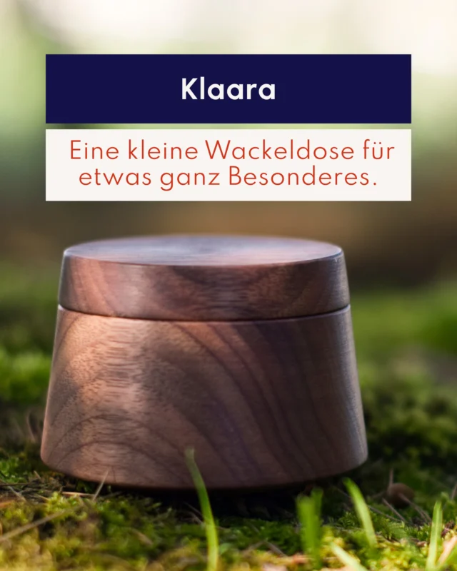 Klaara ist im Studium entstanden. Aus der Idee, Funktion und Freude in einem kleinen Objekt zu vereinen 😊
Die handgefertigte Wackeldose aus Nussbaum ist nämlich viel zu schade, um in der Schublade zu bleiben. Ob für Salz, Schmuck oder kleine Schätze: Sie bringt Bewegung, Leichtigkeit und ein bisschen Wärme in den Alltag.
Genau das, was auch gute Raumgestaltung ausmacht. Durchdacht, liebevoll und mit einem kleinen Augenzwinkern 😉
Folge uns, wenn Du wissen willst, was wir in der nächsten Woche mit Klaara geplant haben 👇
Eine kleine Überraschung wartet schon! 🥳
Farbfröhliche Grüße
Merle und Kai 🧡💙
#einrichtungsideen #Interiordesign #interiordesign #innenarchitektur #farbmut #ideen #spaß #dose #tischler #handmade #handwerk