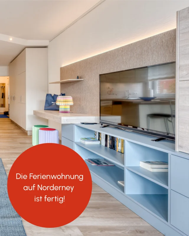Ein neues Kapitel für eine Ferienwohnung auf Norderney 😍
Die Besitzer dieser Ferienwohnung kamen mit der Bitte auf uns zu, sie bei der Modernisierung gestalterisch zu unterstützen. Manches sollte bleiben, anderes durfte neu kommen 👍
So haben wir unter anderem ein neues Farb- und Materialkonzept erarbeitet, neue Fronten für Küche und Einbauschrank vorgeschlagen, eine neue Möblierung für das Schlafzimmer entworfen und auch die wunderschöne neue TV-Wand geplant.
Das Ergebnis ist eine Ferienwohnung, die deutlich moderner und einladender wirkt als vorher und in der sich viele schöne Momente am Meer verbringen lassen 🌊🌊
Unser Ziel: Urlaub mit Atmosphäre statt Austauschbarkeit. Die Einblicke in den Prozess zeigen, wie aus einer ersten Idee eine ganz neue Ferienwohnung wurde 😉
Folge uns für mehr Einblicke in unsere Projekte und den Weg von der Idee bis zum fertigen Raum.
Farbfröhliche Grüße
Merle und Kai 🧡💙
#farbmut #einrichtungsideen #innenarchitektur #ideen #interiordesign #Interiordesign #tischler #handwerk #ferienwohnung #ferienwohnung #norderney #norderneylove #norderneyliebe #urlaub #urlaubsreif