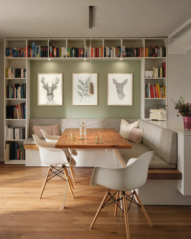 Dieses Projekt zeigt, wie aus einer guten Idee ein echtes Herzstück entstehen kann. Für den Wohn- und Essbereich durften wir ein ganzheitliches Konzept entwickeln, bei dem die maßgeplante Sitzbank zum Highlight geworden ist. 
Sie bietet nicht nur bequemen Platz für die ganze Familie, sondern auch wertvollen Stauraum im Übergang zur Küche. So entsteht ein Raumteiler, der trennt und gleichzeitig verbindet. Der freie Blick in den Garten rundet den neuen Essbereich ab und macht ihn zum zentralen Treffpunkt im Alltag.
👉 Folge uns für mehr Einblicke in durchdachte Kundenprojekte und Interior Design mit Liebe zum Detail.
Farbfröhliche Grüße
Merle und Kai 🧡💙
Malerarbeiten: @wilp_malerbetrieb 
Tischlerarbeiten: @tischlerei.schoepker 
Fotografie: @janwesselmann 
#interiordesign #farbkonzept #einrichtungsideen #Interiordesign #farbmut #innenarchitektur #ideen #tischler #handwerk #sitzbänke #sitzbank