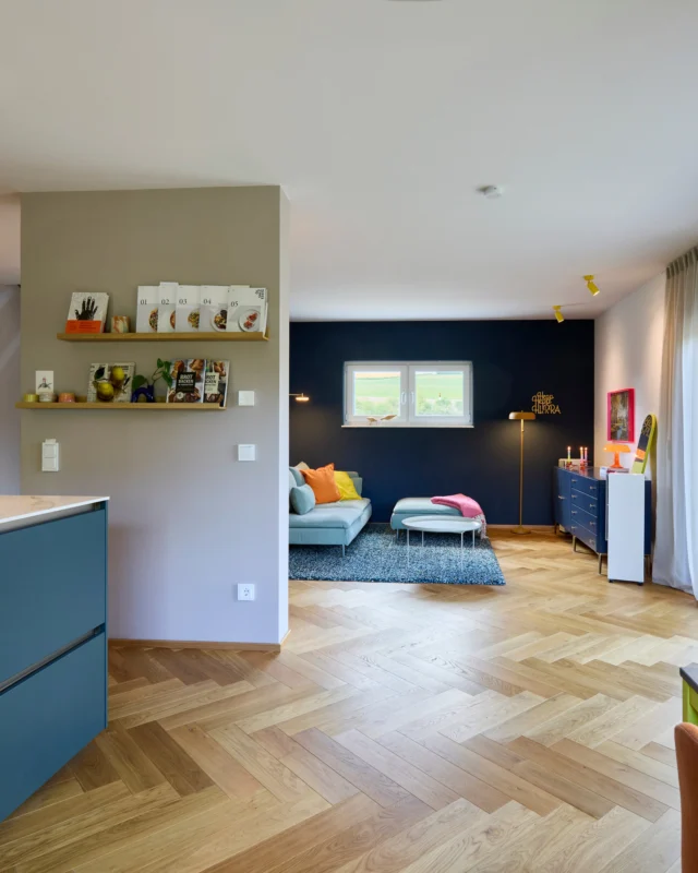 In diesem Projekt sieht man gut, wie Farbe funktionieren kann, ohne zu viel zu sein.
Die blaue Wand im Wohnbereich bringt Ruhe und Tiefe rein, während die farbigen Akzente das Ganze auflockern. So entsteht ein stimmiger Mix, der nicht langweilig, aber auch nicht überladen wirkt.
Wie findest Du die Farbgestaltung? Würdest Du Dich auch an mehr Farbe wagen?
Farbfröhliche Grüße
Merle und Kai 🧡💙
#ideen #innenarchitektur #farbkonzept #farbmut #Interiordesign #sitzbänke #wandfarbe