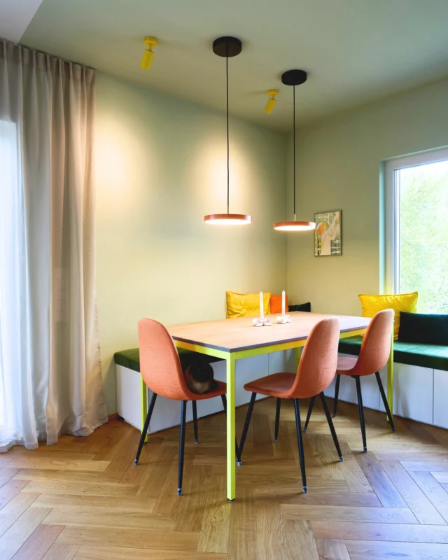 Farbe gibt dem Raum Struktur. 
Die grüne Wand hinter dem Essbereich definiert den Platz im offenen Grundriss ganz klar und zieht sich bewusst bis an die Decke. Durch die Rundung entsteht ein weicher Übergang und keine harte Kante.
Das Grün taucht auch an anderen Stellen wieder auf, zum Beispiel über der Spüle als Rahmen für die Kunst. Zusammen mit der blauen Küche ergibt sich so ein stimmiges Gesamtbild.
Farbfröhliche Grüße
Merle und Kai 🧡💙
#farbmut #farbkonzept #ideen #innenarchitektur #Interiordesign #farben #deckenfarbe #Decke