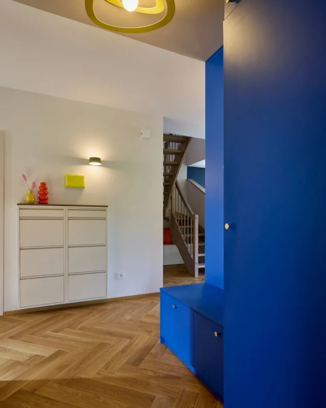 Ankommen und sich direkt wohlfühlen.
Der blaue Einbauschrank setzt gleich am Eingang ein klares Statement und bringt gleichzeitig Ordnung in den Alltag. Alles hat seinen Platz, ohne dass es unruhig wirkt.
Die abgestimmte Wand- und Deckenfarbe passt perfekt zu dem kräftigen Blau und lässt den Flur als Gesamtbild funktionieren. So wird aus einem Durchgang ein Raum, der sich bewusst absetzt und trotzdem in das Gesamtkonzept integriert wird.
Kannst du dir auch so eine intensive Farbe in deinem Flur vorstellen?
Farbfröhliche Grüße
Merle und Kai 🧡💙
#farbmut #farben #innenarchitektur #ideen #einrichtungsideen #tischler #Interiordesign #interiordesign #farbkonzept #wandfarbe #flur