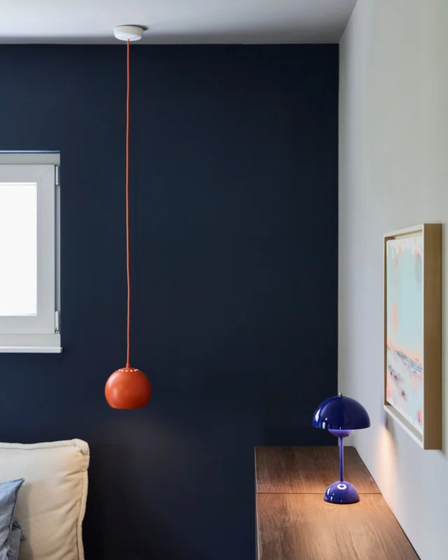 Im diesem Schlafzimmer sorgt die dunkle blaue Wand zusammen mit einem dunkleren, gedeckten Weißton für eine ruhige Basis. Kleine Farbakzente kommen, wie im ganzen Haus, über Leuchten und Accessoires dazu.
Wie gefällt dir die Lösung?
Farbfröhliche Grüße
Merle und Kai 🧡💙